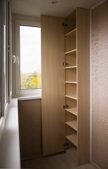 Встроенный угловой шкаф на балкон фотография